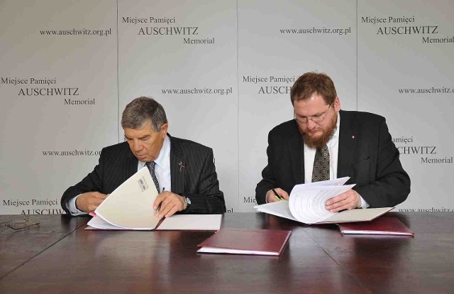 Umowę podpisują Avner Shalev i dr Piotr M. A. Cywiński