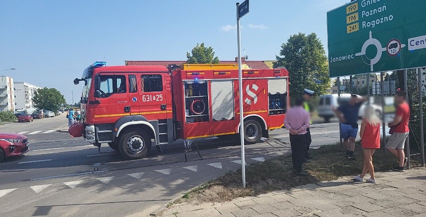 Pożar samochodu na obwodnicy Wągrowca. Na miejsce wezwano straż pożarną i policję