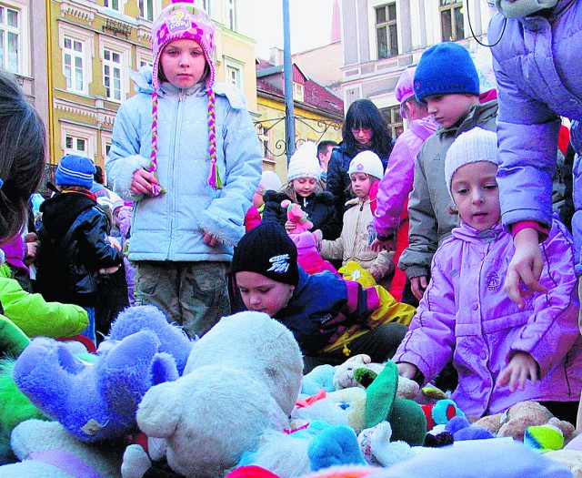 W Wałbrzychu rozdawano misie najmłodszym mieszkańcom miasta