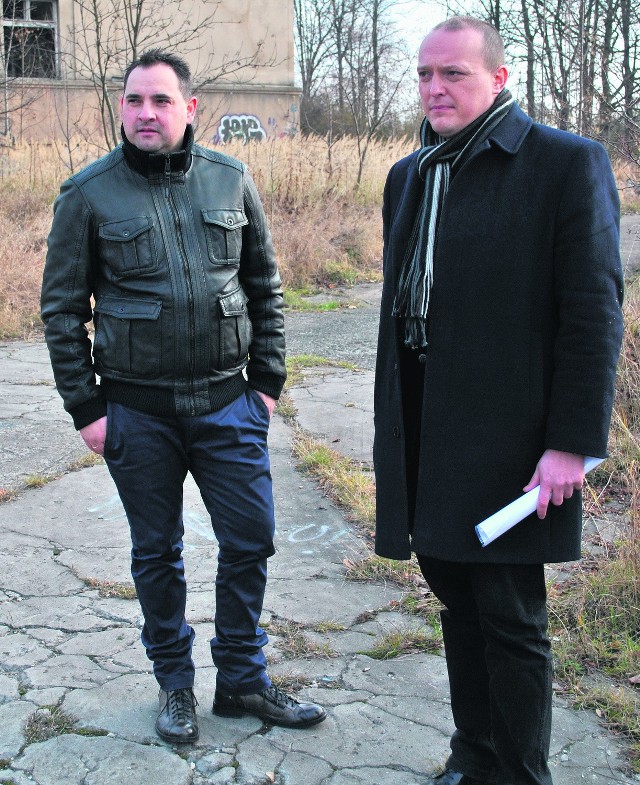 Starosta Adam Potocki (z prawej) i inspektor budowlany Łukasz Rusek w czasie inspekcji przy starym szpitalu