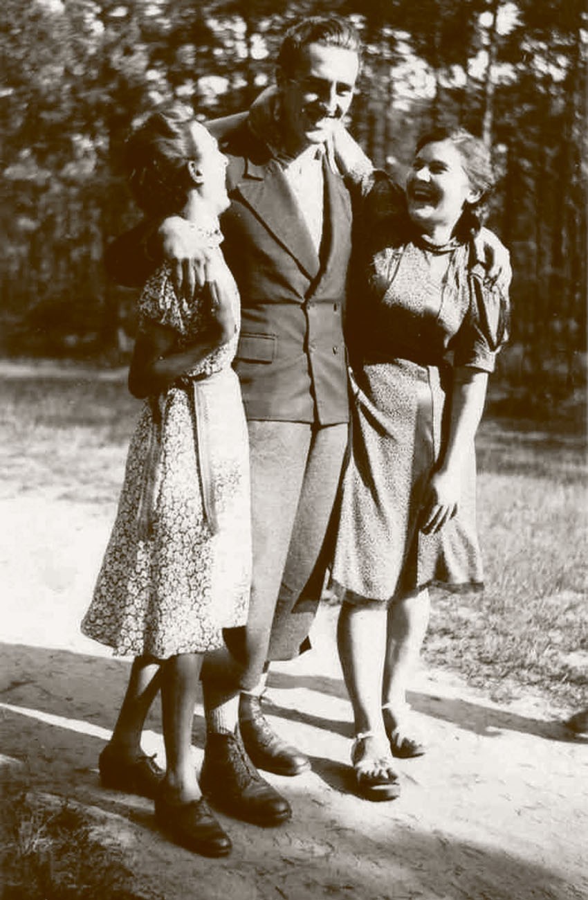 Rok 1940, Gdynia. Felicjan Łada z koleżankami na spacerze