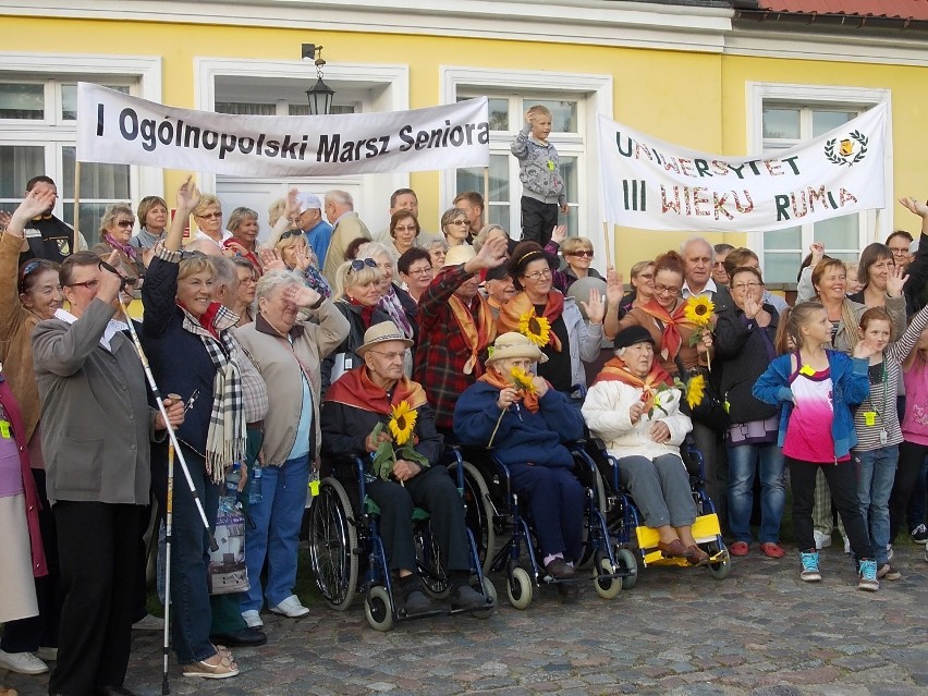 Uczestnicy I Ogólnopolskiego Marszu Seniora w Rumi...