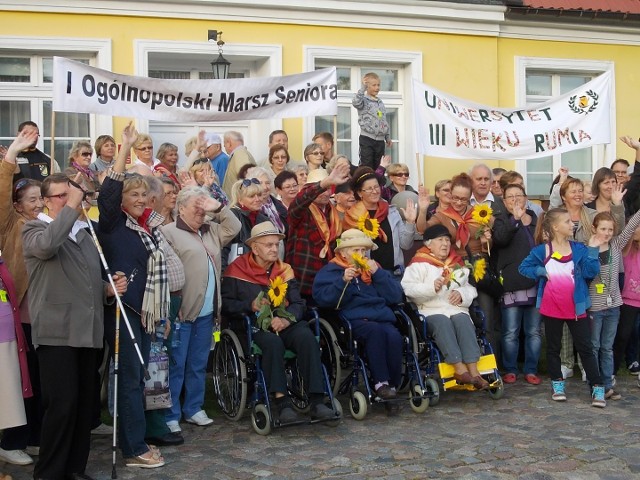 Uczestnicy I Ogólnopolskiego Marszu Seniora w Rumi 
-&nbsp;Powinno być więcej imprez skierowanych do seniorów i nie tylko. Dzięki temu można nawiązać ciekawe znajomości - dodaje Witold Wojtczak.