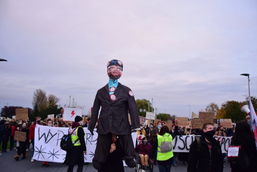 Strajk Kobiet w Gdyni. Demonstranci nieśli kukłę Jarosława Kaczyńskiego oraz zakrwawioną figurę Polki na drzwiach