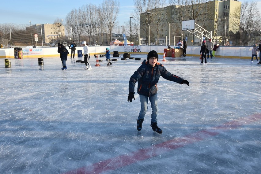 Spora frekwencja na niedzielnym otwarciu lodowiska w Opolu...