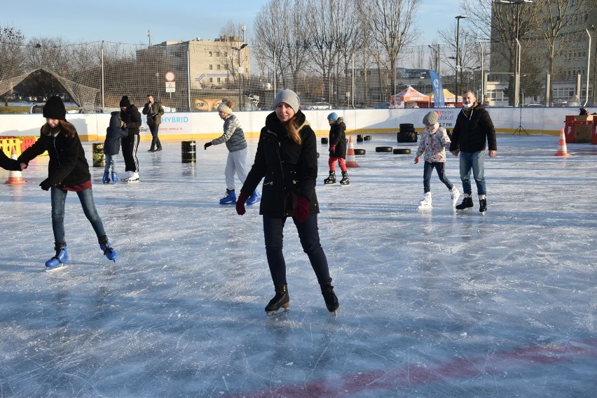 Spora frekwencja na niedzielnym otwarciu lodowiska w Opolu...