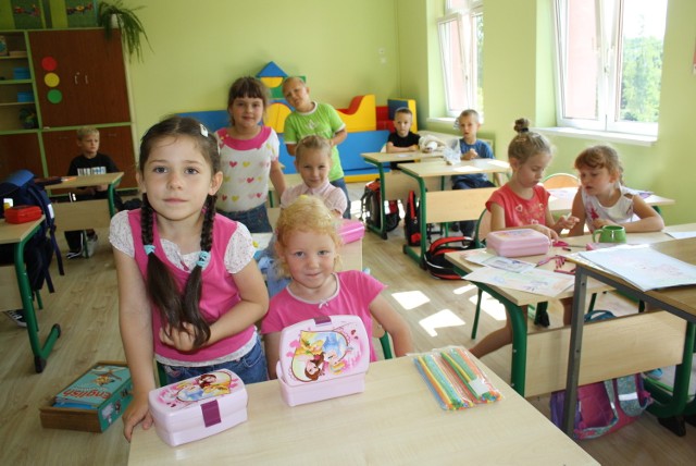 Wiktoria i Kamila (po lewej) oraz Amelka i Karolina (w ławce po prawej) uczą się już w szkole