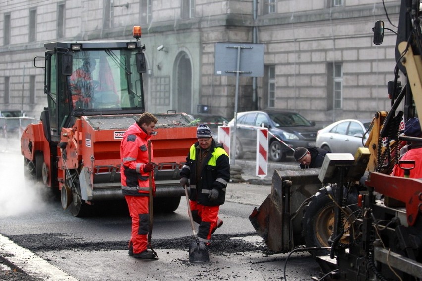 Wrocław: Jest problem z torowiskiem na Podwalu. Szykują się opóźnienia (ZDJĘCIA)