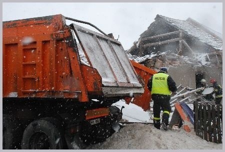 Ciężarówka uderzyła w dom mieszkalny. Trwa akcja ratowania...