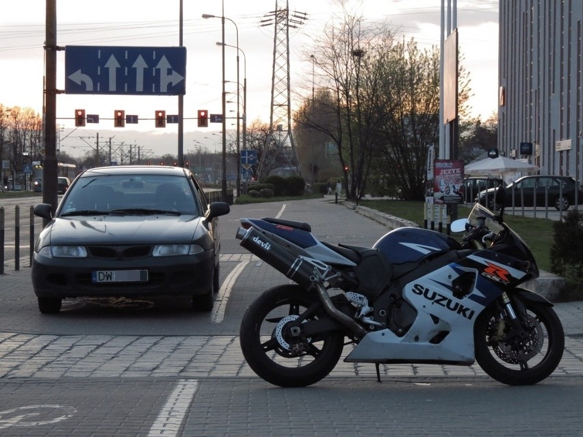 Wrocław: Motocyklista zderzył się z samochodem na ul. Legnickiej (ZOBACZ)