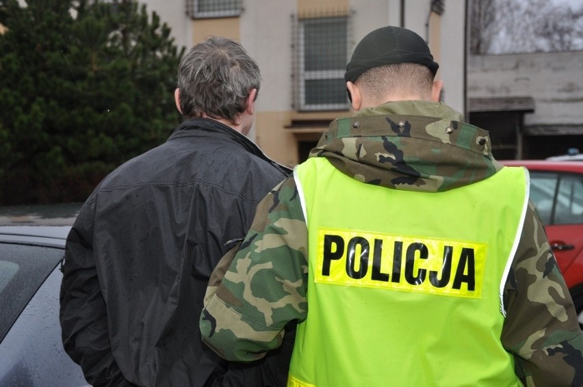 Oblał kobiecie twarz alkoholem i podpalił. Ranna na policję...