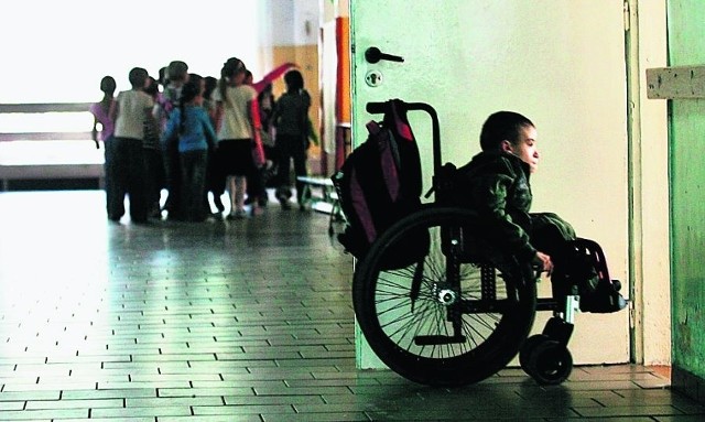Pięćdziesięcioro niepełnosprawnych dzieci nie może korzystać z sali gimnastycznej, bo w ich szkole wciąż nie działa winda