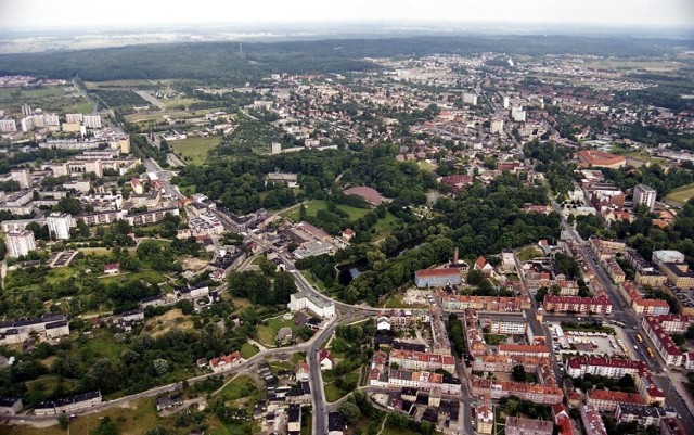 Chcesz zobaczyć, jak wyglądał Koszalin pod koniec lat 90-tych widziany z góry? Zapraszamy do obejrzenia zdjęć z archiwów znanego koszalińskiego fotografa Krzysztofa Sokołowa.