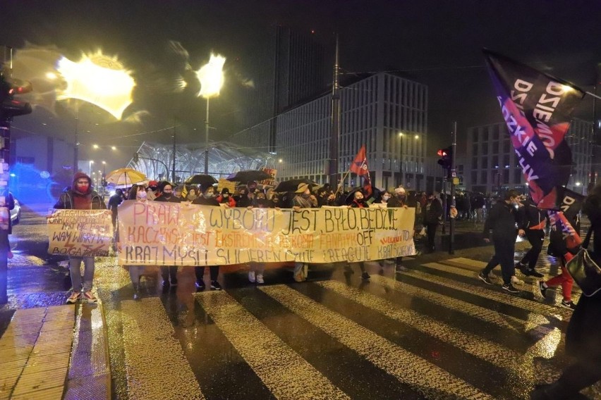 Protest w Łodzi. Kolejny dzień protestów w Łodzi. Demonstracja przed siedzibą PiS na ul. Piotrkowskiej 