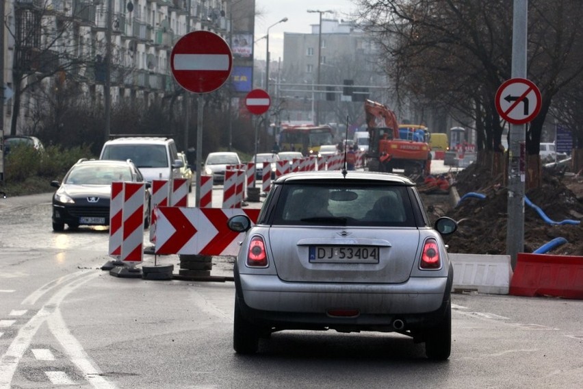 Remont pl. Orląt Lwowskich: Wciąż problemy z objazdem, sypią się mandaty (ZDJĘCIA)