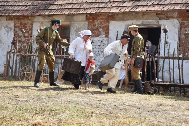 W Medyce odbyła się rekonstrukcja historyczna z aktorskim udziałem tamtejszych mieszkańców pt. "Powrót Medyki do granic Polski 70 lat 1948-2018”. 

Wydarzenie zostało przygotowane przez Stowarzyszenie Przyjaciół Ziemi Medyckiej przy współorganizacji, wójta gminy Medyka, GCK Medyka oraz sołtysa Medyki. 

Zobacz także: Jan Komasa kręci na Podkarpaciu film "Boże Ciało"
