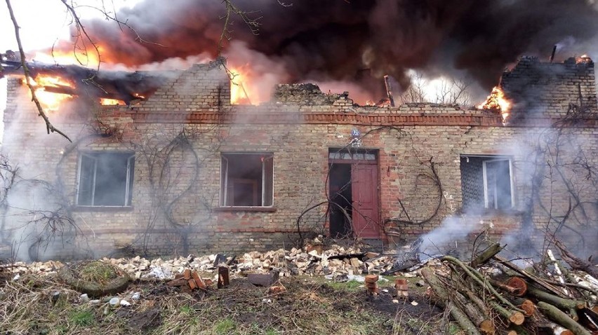 Pożar w Osieku nad Notecią. Z budynku ewakuowano dwóch mężczyzn! 