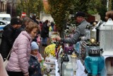 Wszystkich Świętych 2023 w Chorzowie. Tłum ludzi na cmentarzu parafii św. Jadwigi. Zobacz zdjęcia