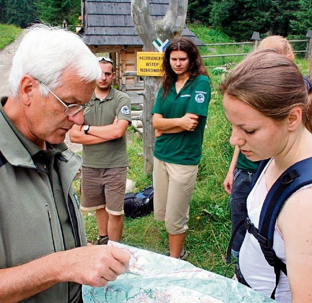 Paweł Skawiński w czasie ubiegłorocznej akcji instruował wolontariuszy, gdzie mają iść