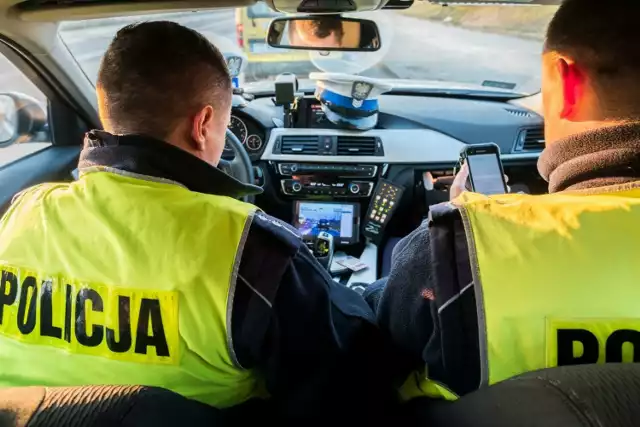 Akcja „Łapki na kierownicę” to specjalne działania, które stanowią element większej akcji „Na drodze – patrz i słuchaj”, którą organizuje Biuro Ruchu Drogowego Komendy Głównej Policji