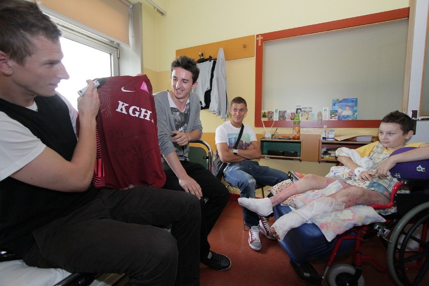 Piłkarze odwiedzili w szpitalu Marcinka-bohatera [ZDJĘCIA]