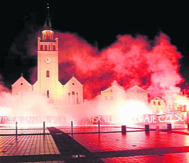 Mieszkańcom demonstracja kibiców nie przeszkadzała. Policja była mniej wyrozumiała