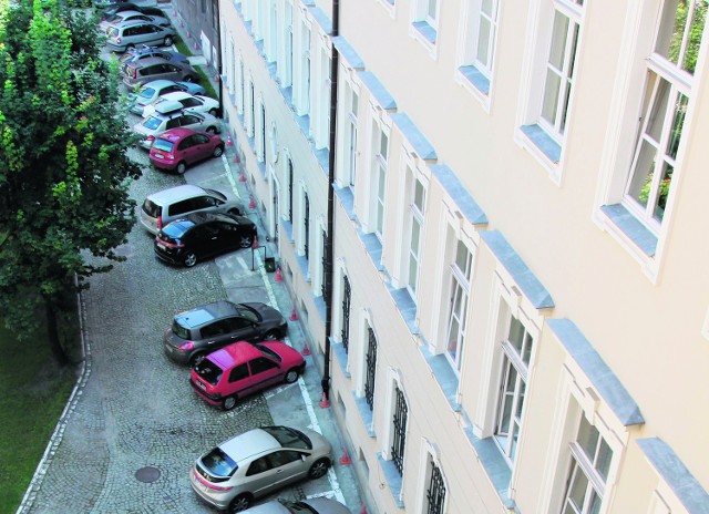 Kraków, ul. Basztowa. Parking na 74 miejsca jest zapełniony tylko kiedy urzędnicy pracują