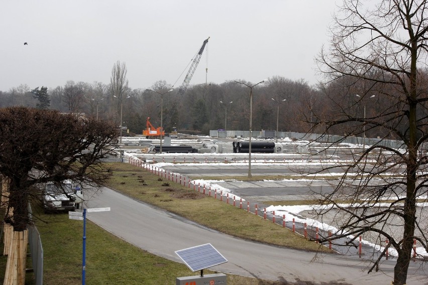 Wrocław: Budują parking przy Hali Ludowej. Na razie ogrodzili tylko teren starego (ZDJĘCIA)