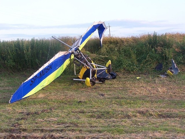Motolotnia pilotowana przez 63-letniego mężczyznę spadła na ziemię  z wysokości około 30 metrów