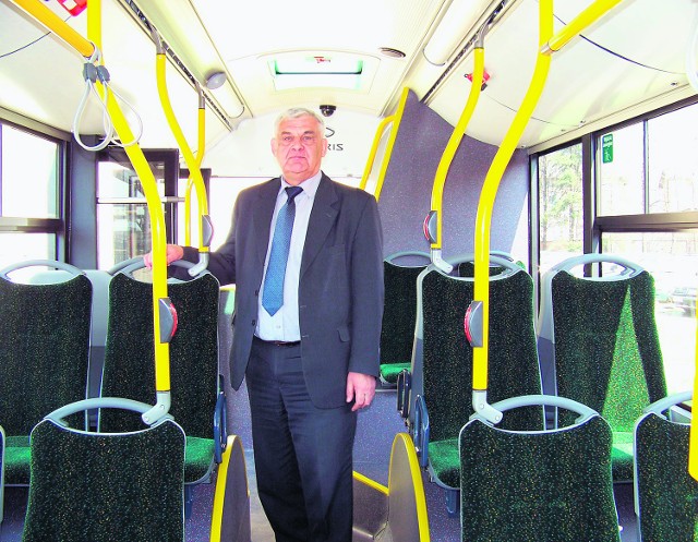 Kazimierz Tobiczyk z dumą prezentuje nowe autobusy MZK