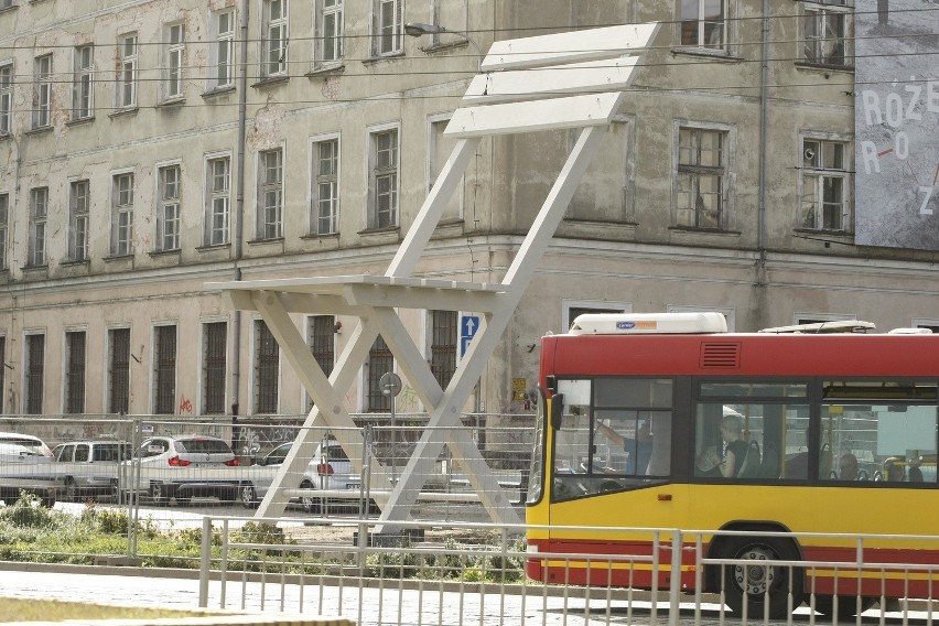 Wrocław: Przy Rzeźniczej stanęło potężne Krzesło Kantora (ZDJĘCIA)