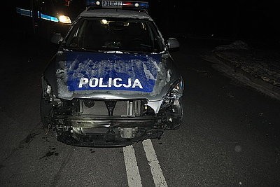 Zniszczone samochody po pościgu i strzelaninie