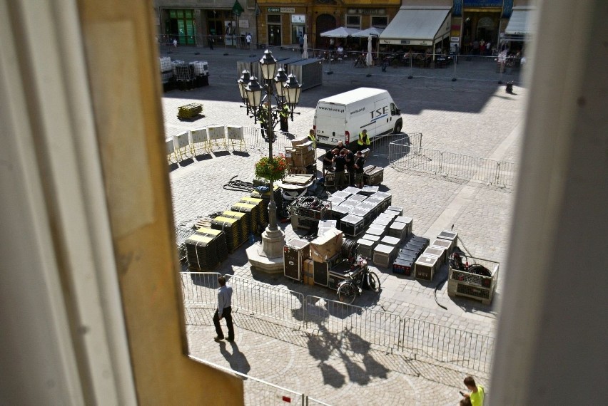 Budują strefę kibica. Otaczają Rynek płotem (ZDJĘCIA)