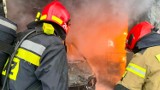 Strażacy z Radomska gasili pożar garażu we Frachowcu w gminie Kodrąb. FILM, ZDJĘCIA