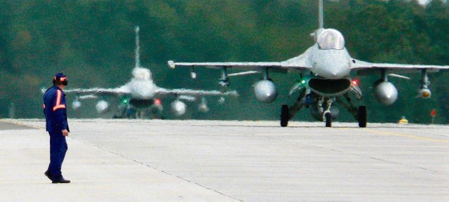 Odrzutowce F-16 za każdym razem, gdy się pojawiają poza macierzystym lotniskiem, wzbudzają duże zainteresowanie