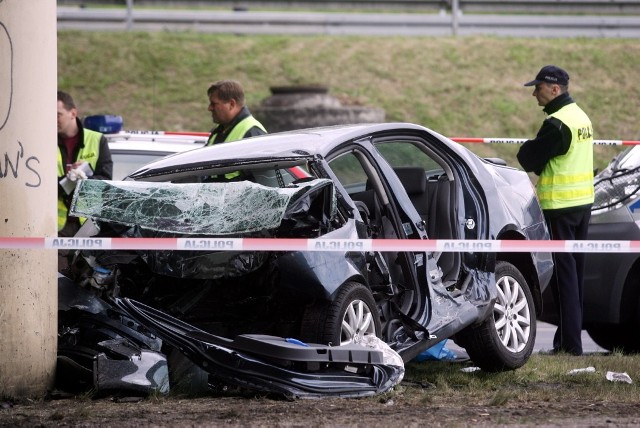 Al. Solidarności: VW Jetta uderzył w słup wiaduktu. Nie żyje pasażer