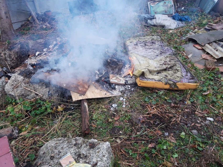 Spalanie odpadów przy ul. Kruszwickiej w Jeleniej Górze
