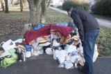 Śpiwory dla osób w kryzysie bezdomności w Poznaniu. Policja i Caritas starają się ochronić potrzebujących przed zimnem