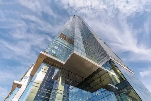 Warsaw UNIT łączy w sobie ekologiczne rozwiązania oraz nietypowe rozwiązania architektoniczne, takie jak kinetyczna fasada „dragon skin” czy Skyfall Warsaw