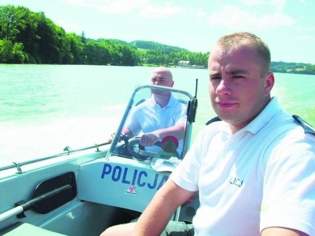 Patryk Hejna i Tomasz Sychta  tworzą wodny patrol na kaszubskich jeziorach