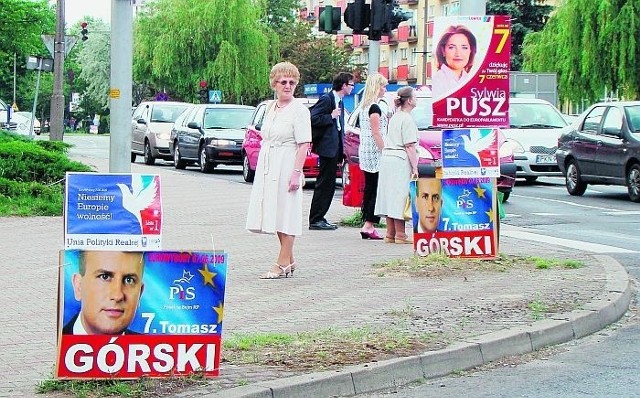 Wzdłuż konińskich ulic z dnia na dzień przybywa plakatów kandydatów na eurodeputowanych