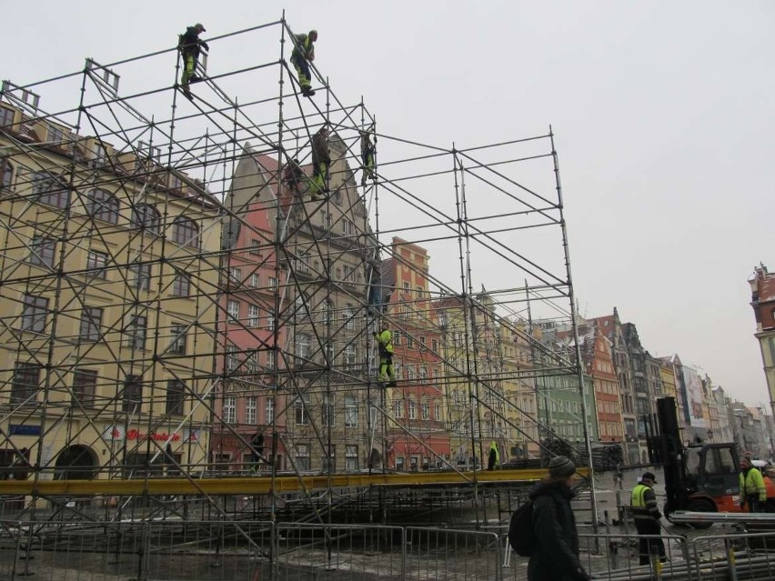 Wrocław: W Rynku rośnie konstrukcja sceny sylwestrowej (ZOBACZ ZDJĘCIA)