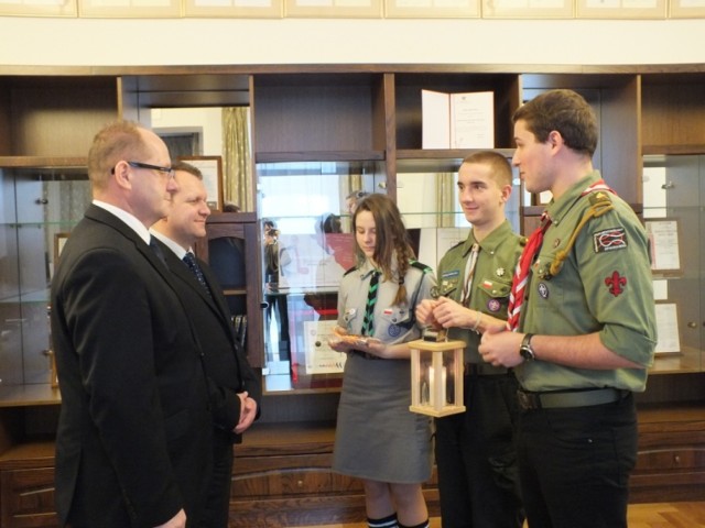 Przekazanie Betlejemskiego Światła Pokoju przez dębickich harcerzy burmistrzowi Dębicy Mariuszowi Szewczykowi