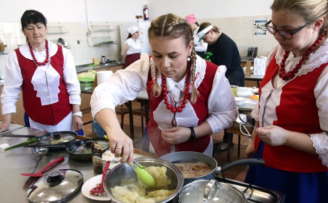 Konkurs kulinarny im. Wiktora Kulerskiego w Grudziądzu. Na zdjęciu panie z KGW Jeżewo. Jak przebiegała kuchenna rywalizacja zobacz na kolejnych zdjęciach w galerii>>>>