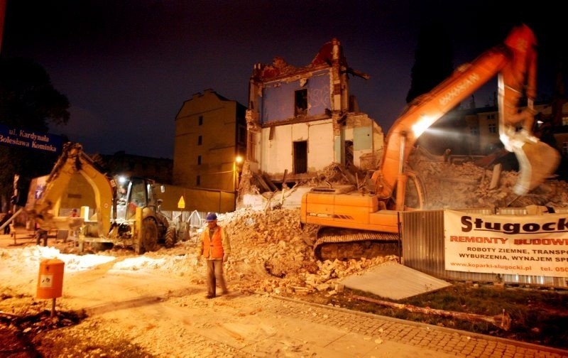 Wrocław: Ściana kamienicy runęła na skrzyżowanie