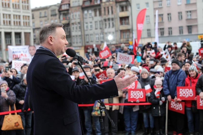 Andrzej Duda w Bytomiu. Prezydent obiecał wzrost najniższej emerytury o 100 zł. Potrzebna była interwencja policji