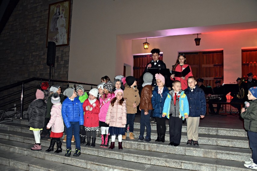 Szymbark. Ziemio piękna, ziemio moja, bądź pozdrowiona! Patriotyczne śpiewanie przy ognisku i grochówce z orkiestrą dętą [ZDJĘCIA]