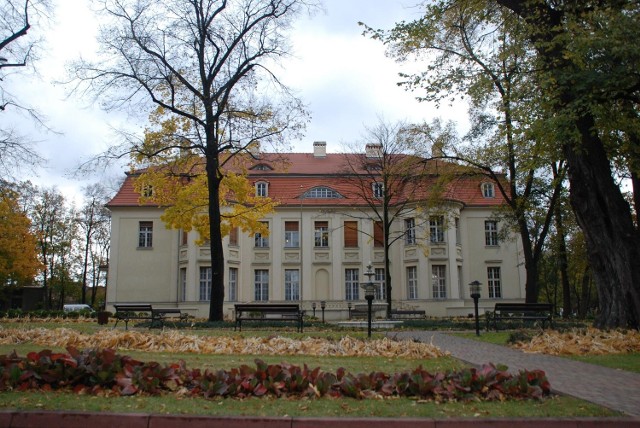 Efektowną rezydencję z dachem mansardowym zbudowano w 1912 roku.