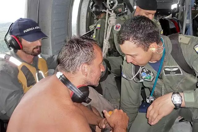 Tomasz Jędrys (z lewej) i Maciej Tarasin na pokładzie samolotu kolumbijskiej armii.