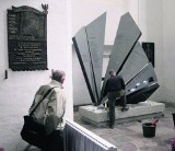 Gdańsk: Kontrowersyjny pomnik stanął w bazylice Mariackiej